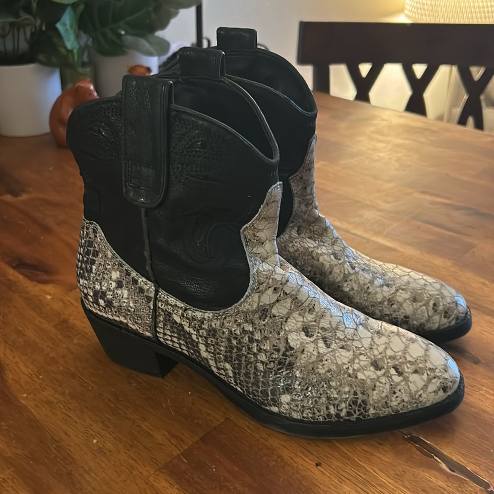 Sam Edelman Black/Cream Leather Snake AnkleCowboy Boots. Size: 7.5